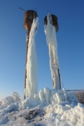 Замерзшие водонапорные башни